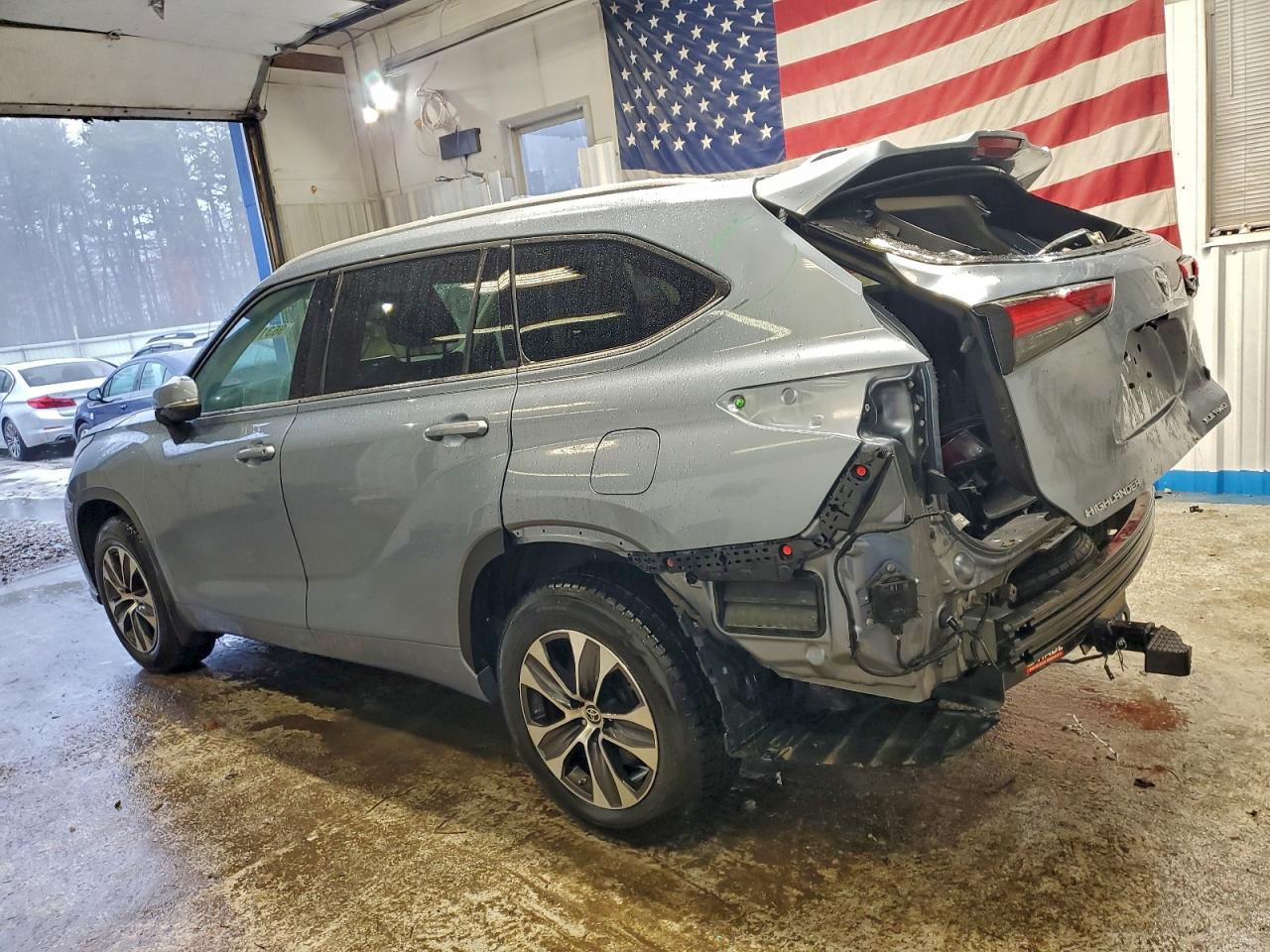 2022 TOYOTA HIGHLANDER XLE photo 3