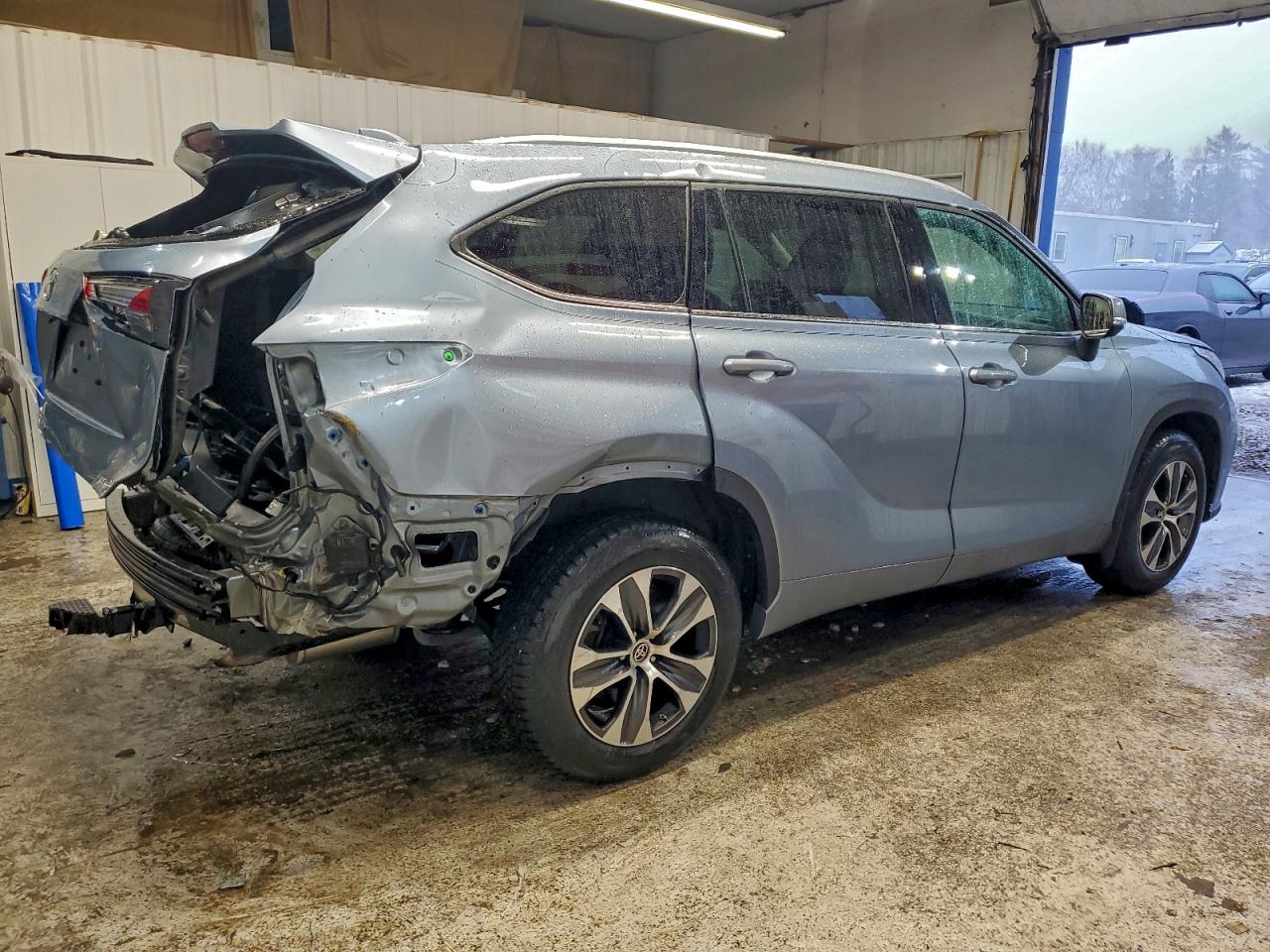 2022 TOYOTA HIGHLANDER XLE photo 5