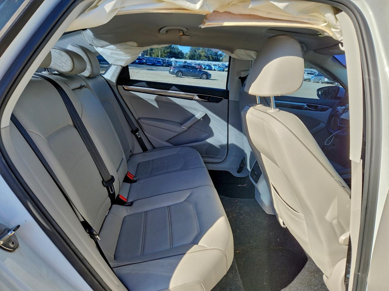 2018 VOLKSWAGEN PASSAT SE photo 10