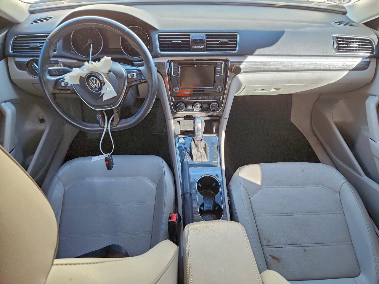 2018 VOLKSWAGEN PASSAT SE photo 8