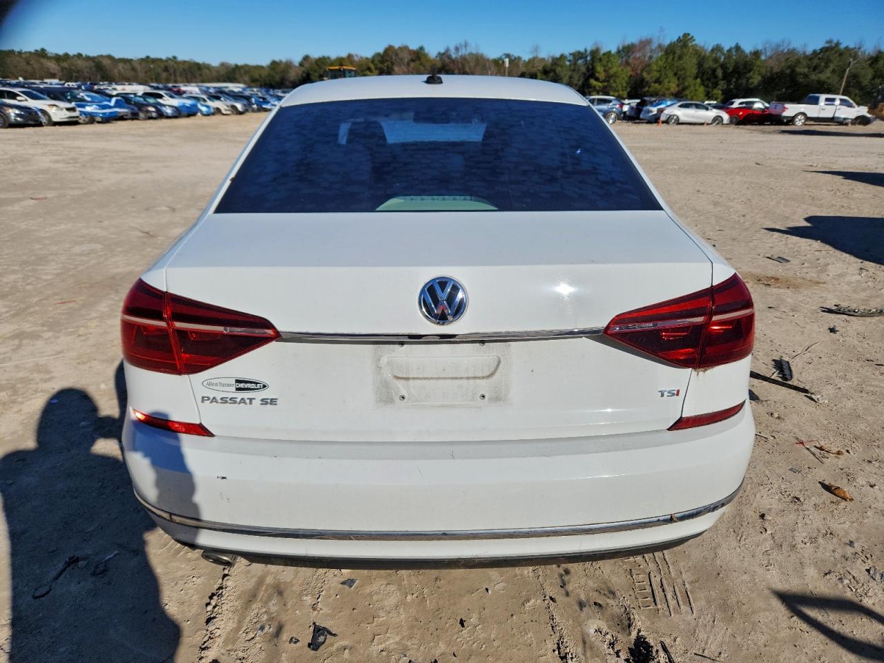 2018 VOLKSWAGEN PASSAT SE photo 6