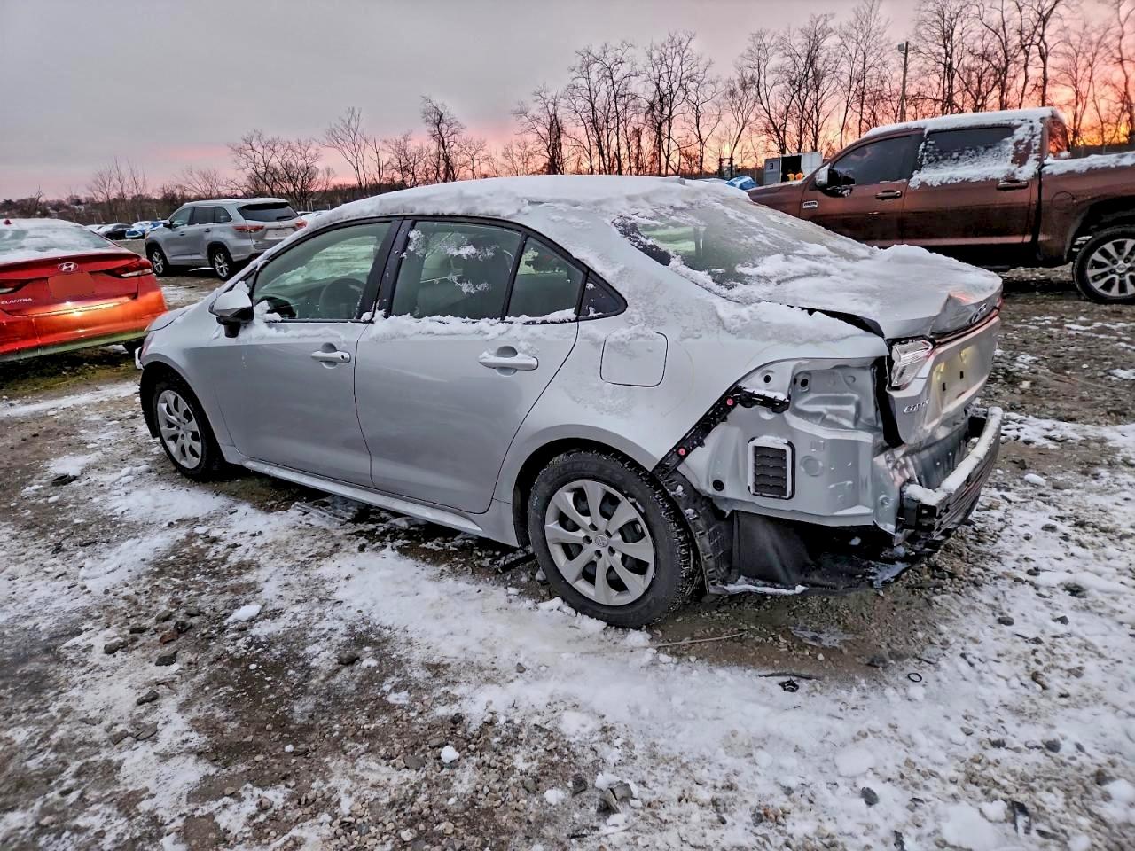 2024 TOYOTA COROLLA LE photo 2