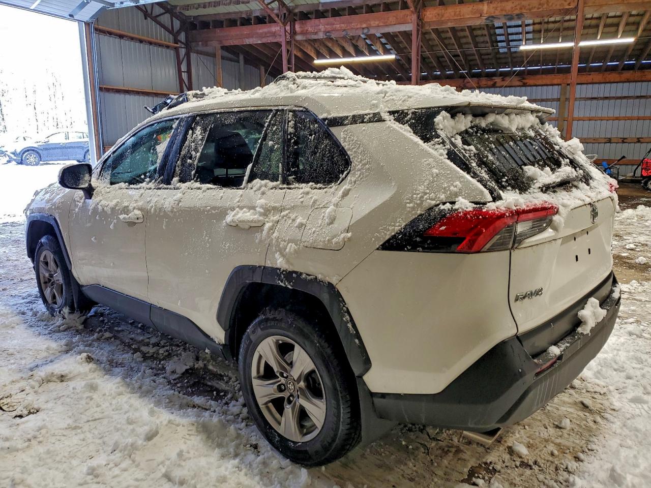 2022 TOYOTA RAV4 XLE photo 2