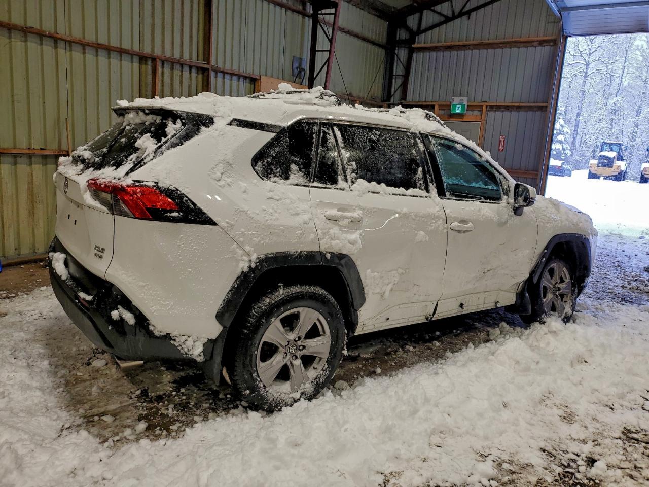 2022 TOYOTA RAV4 XLE photo 3
