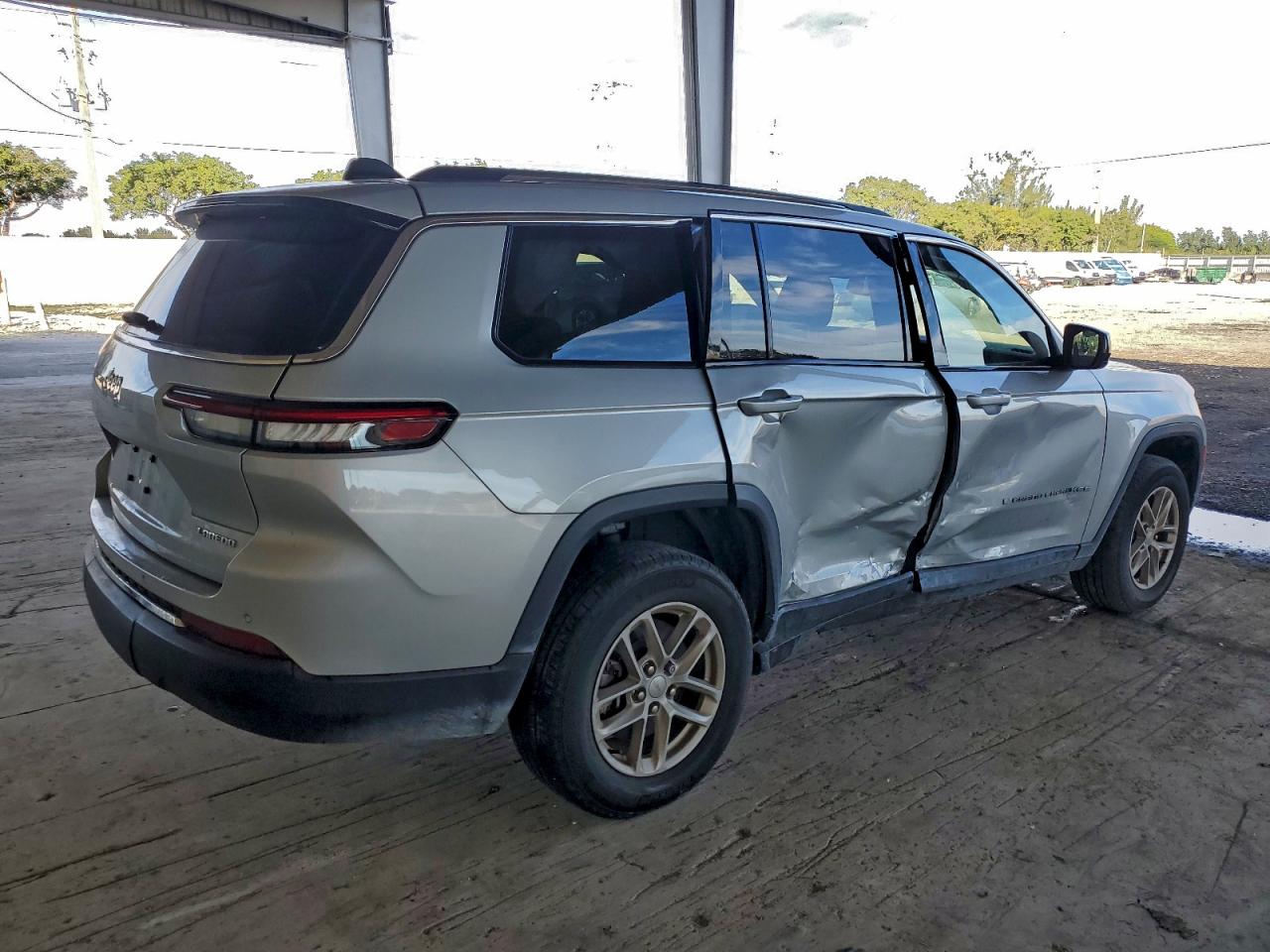 2023 JEEP GRAND CHEROKEE L LAREDO photo 3