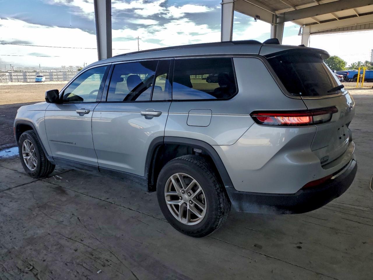 2023 JEEP GRAND CHEROKEE L LAREDO photo 2