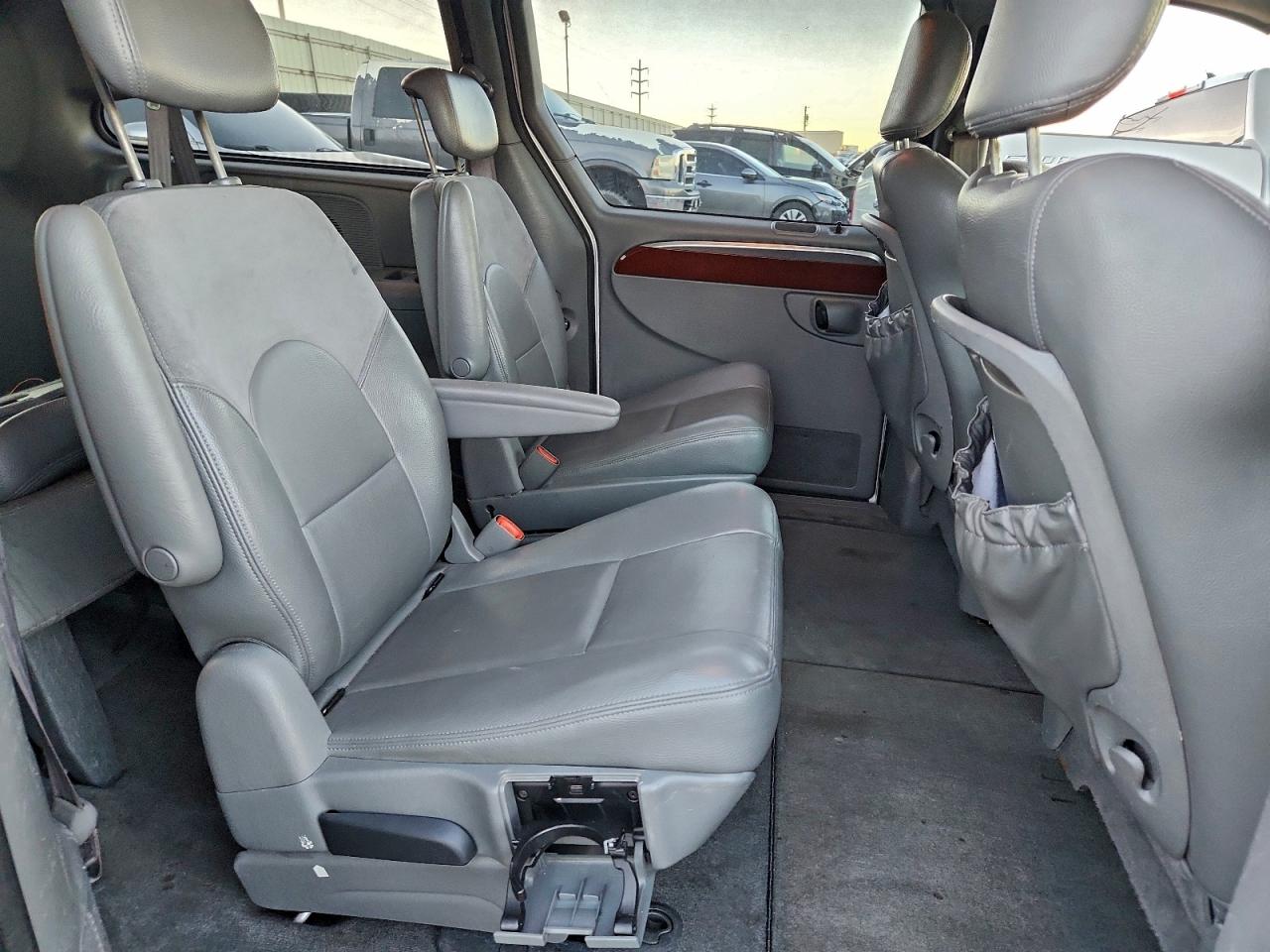2005 CHRYSLER TOWN & COUNTRY LIMITED photo 11