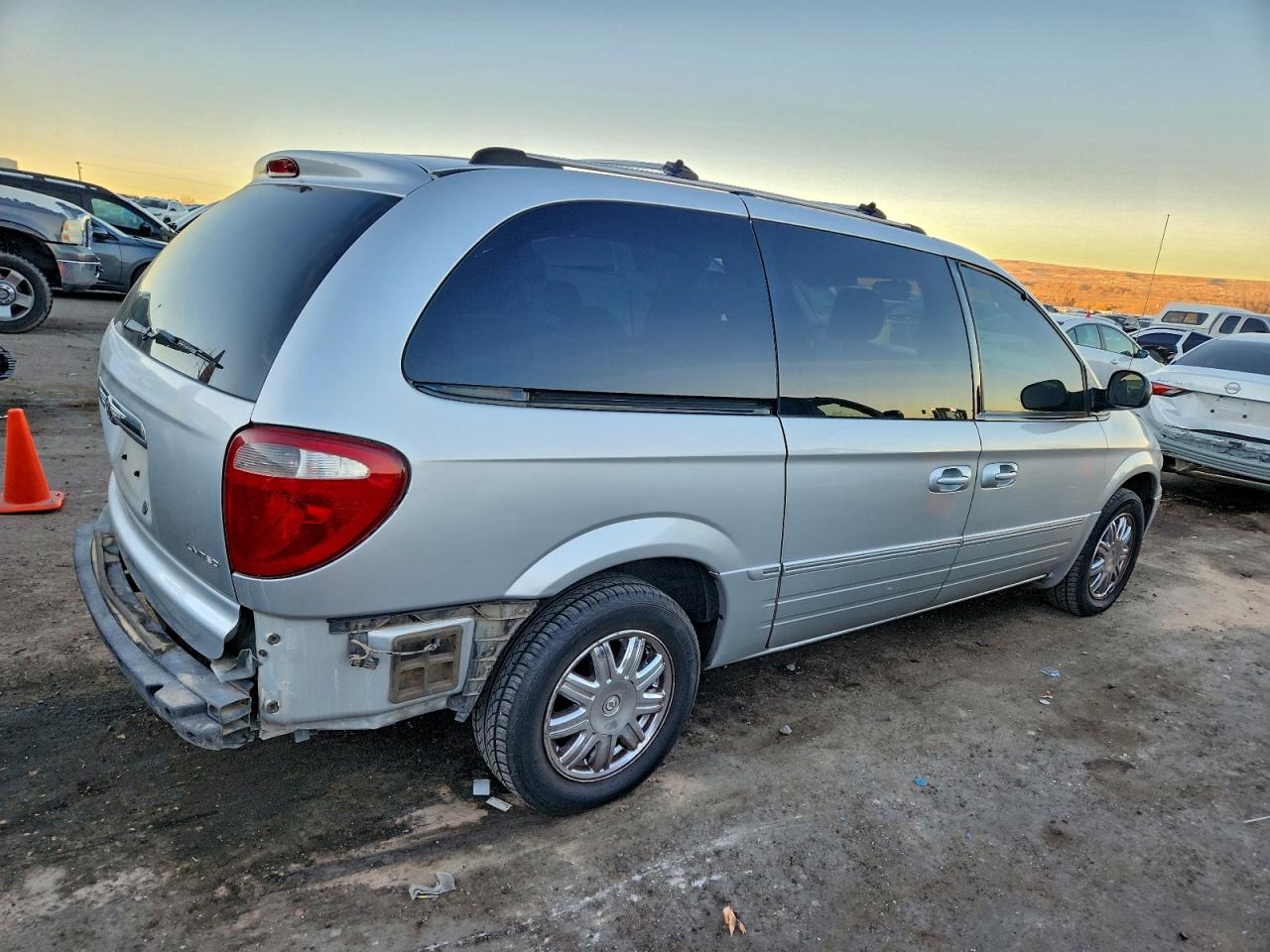 2005 CHRYSLER TOWN & COUNTRY LIMITED photo 3