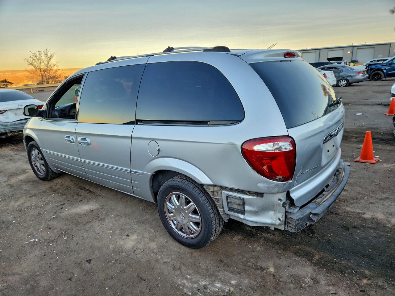 2005 CHRYSLER TOWN & COUNTRY LIMITED photo 2
