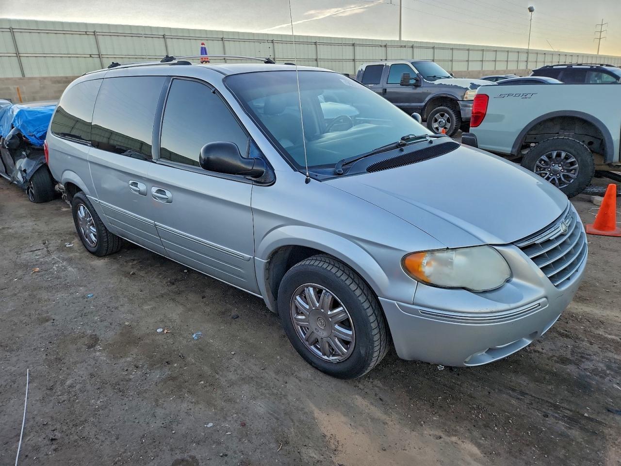 2005 CHRYSLER TOWN & COUNTRY LIMITED photo 4