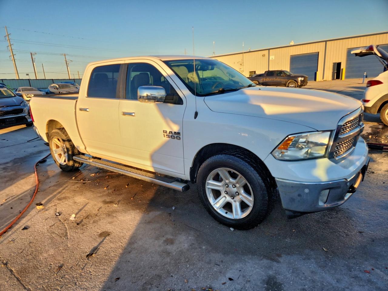 2017 RAM 1500 SLT photo 4