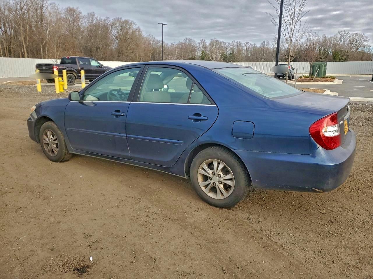 2004 TOYOTA CAMRY LE photo 2
