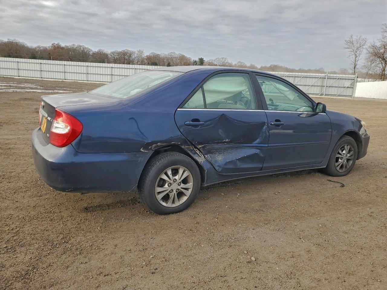 2004 TOYOTA CAMRY LE photo 3