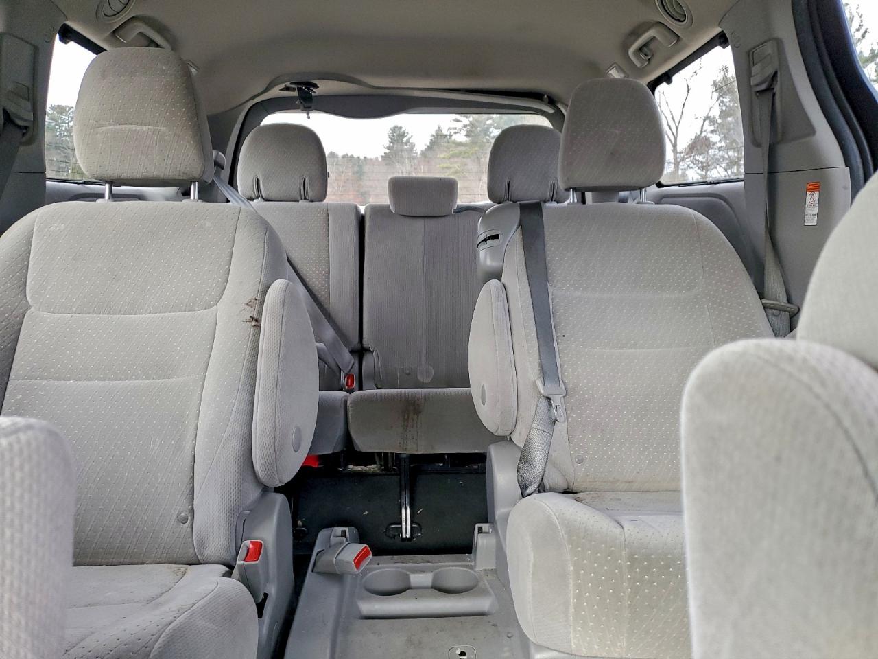 2020 TOYOTA SIENNA LE photo 10