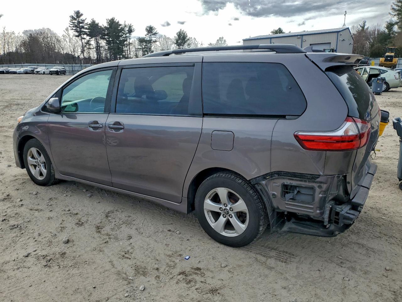 2020 TOYOTA SIENNA LE photo 2