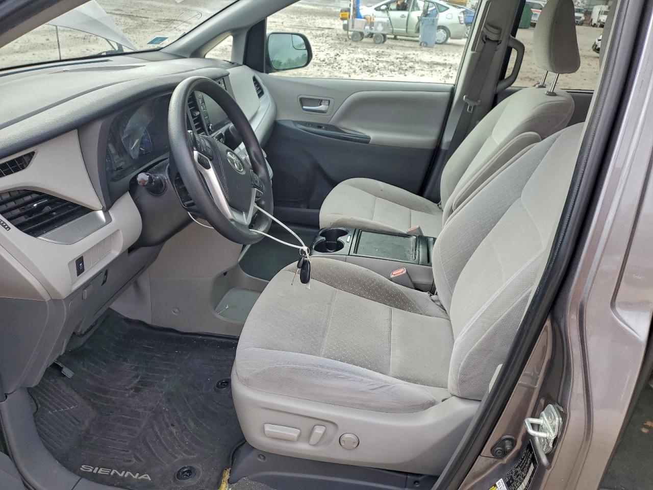 2020 TOYOTA SIENNA LE photo 7