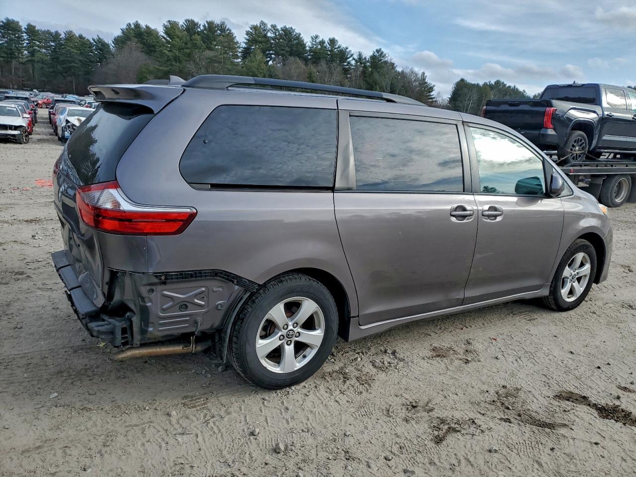 2020 TOYOTA SIENNA LE photo 3