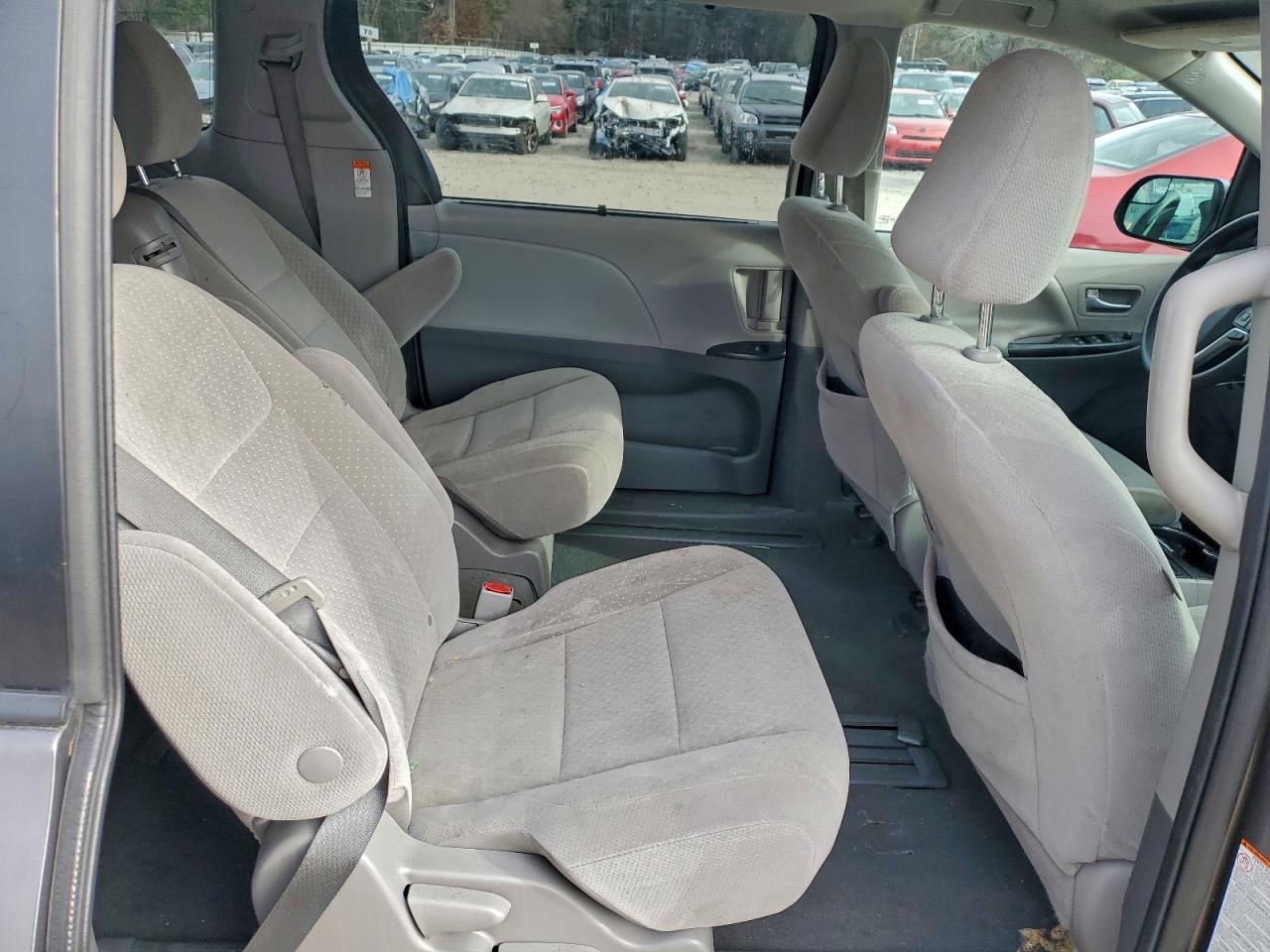 2020 TOYOTA SIENNA LE photo 11