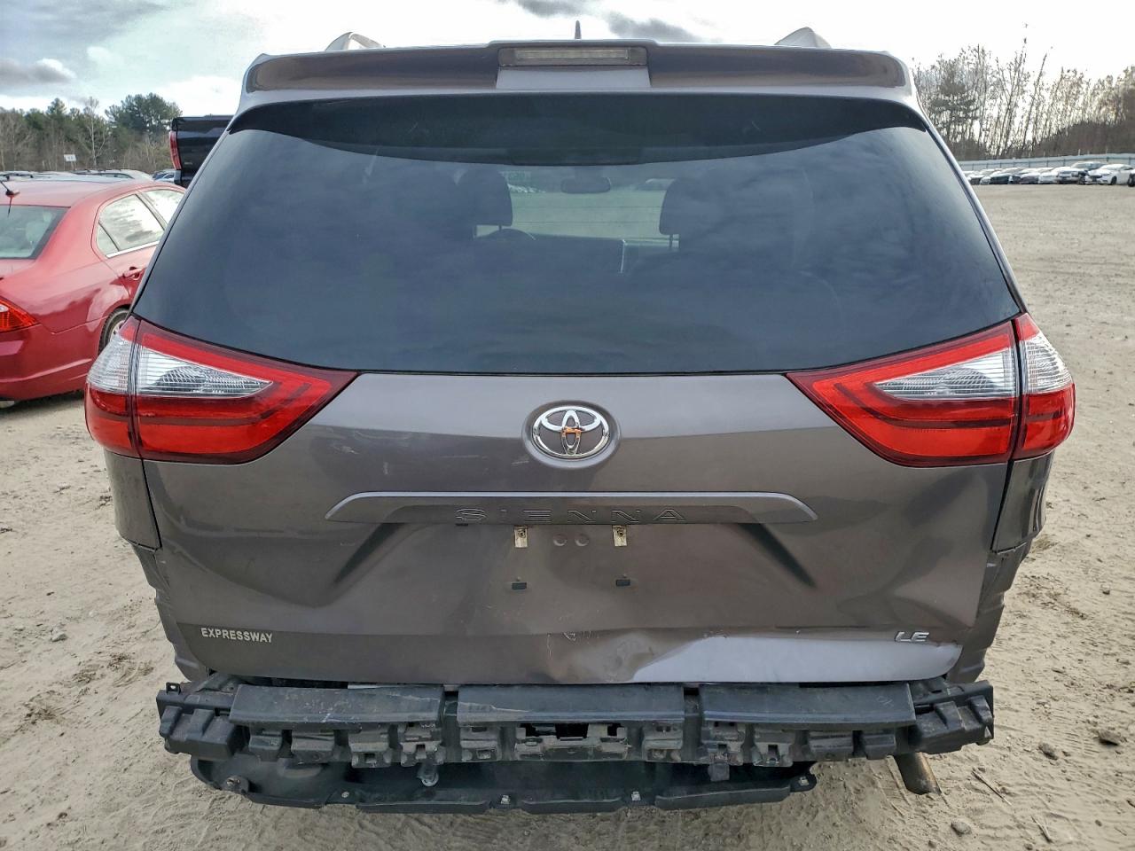 2020 TOYOTA SIENNA LE photo 6