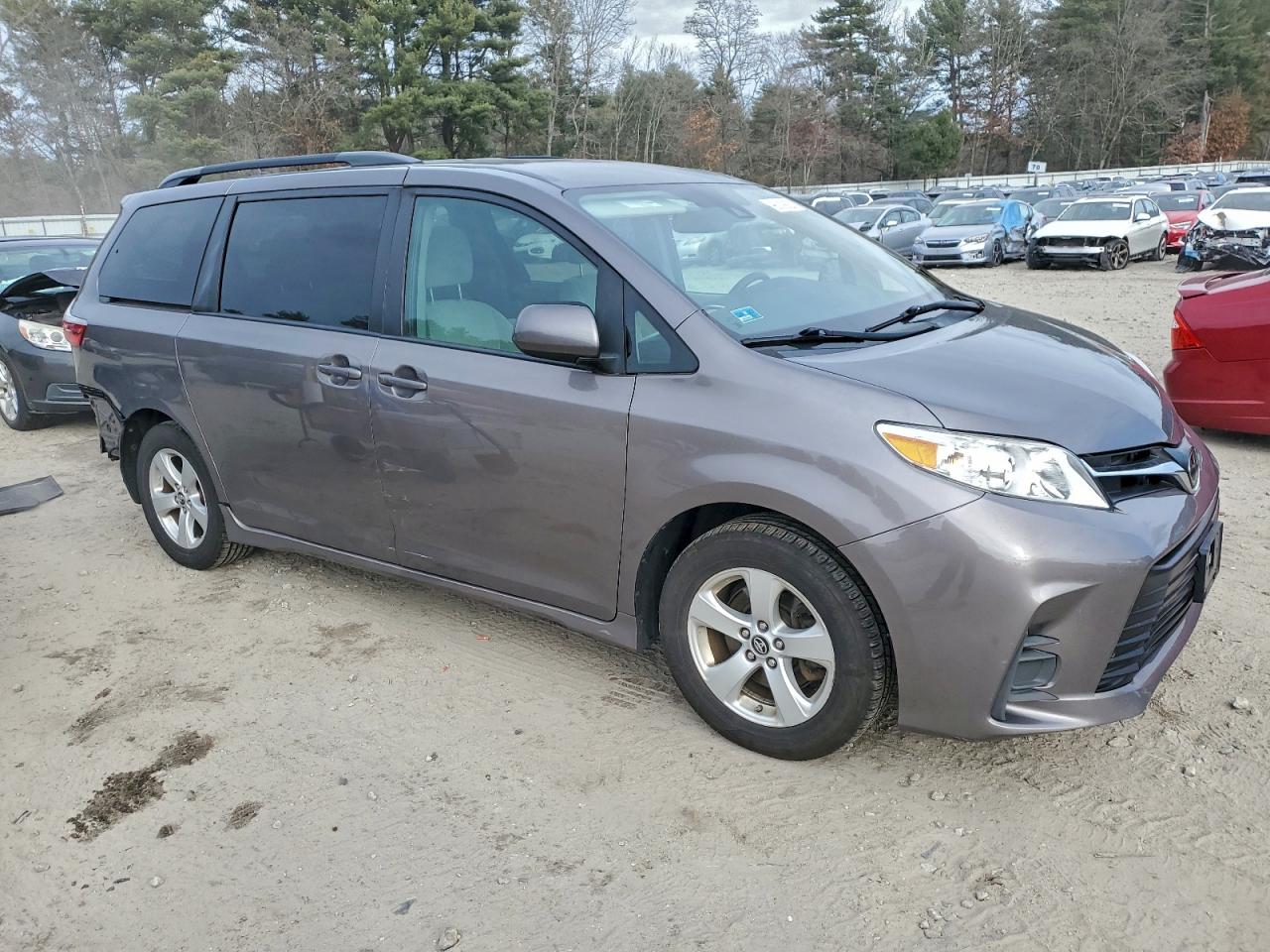 2020 TOYOTA SIENNA LE photo 4