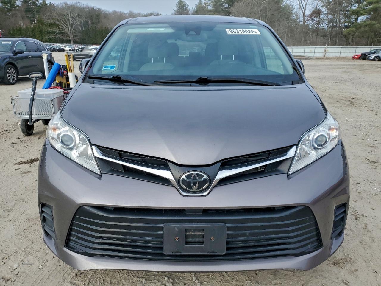 2020 TOYOTA SIENNA LE photo 5