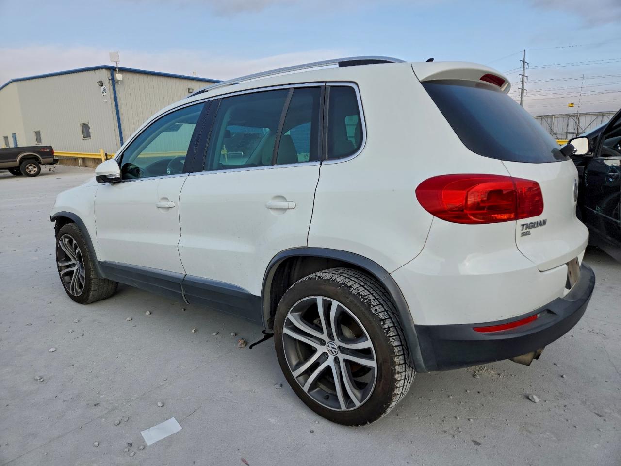 2017 VOLKSWAGEN TIGUAN SEL photo 4