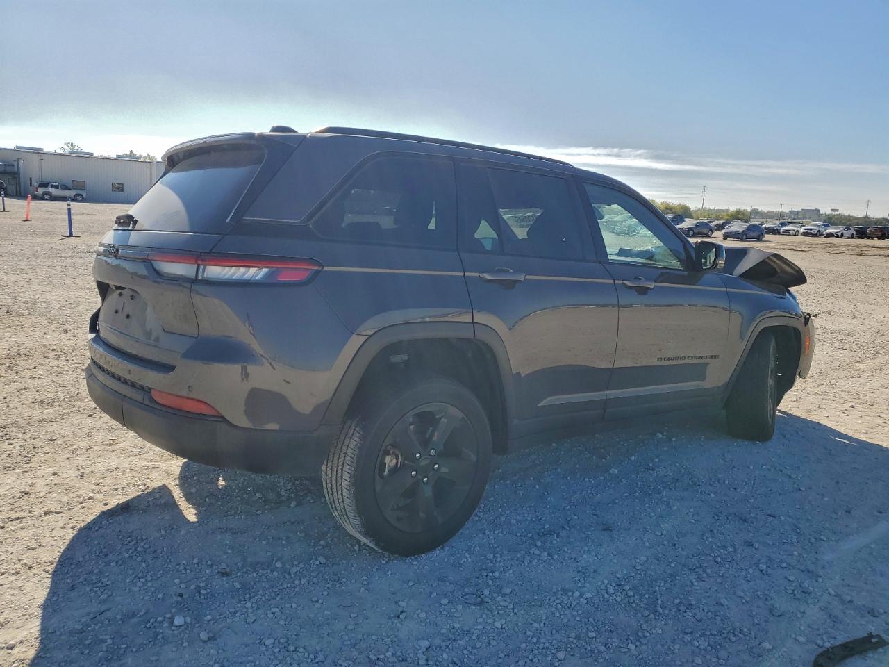 2024 JEEP GRAND CHEROKEE LAREDO photo 3