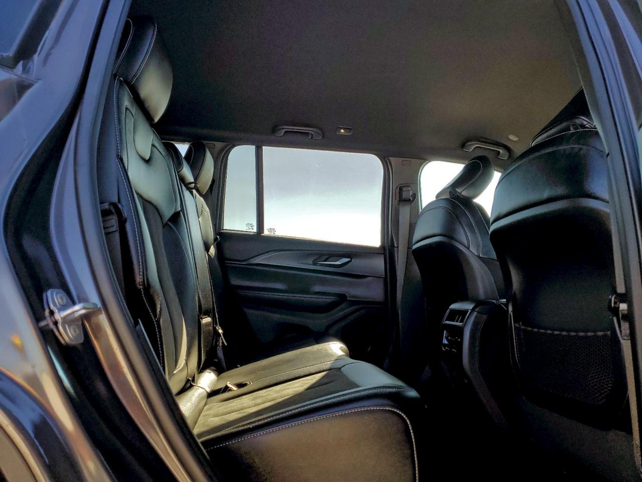 2024 JEEP GRAND CHEROKEE LAREDO photo 11