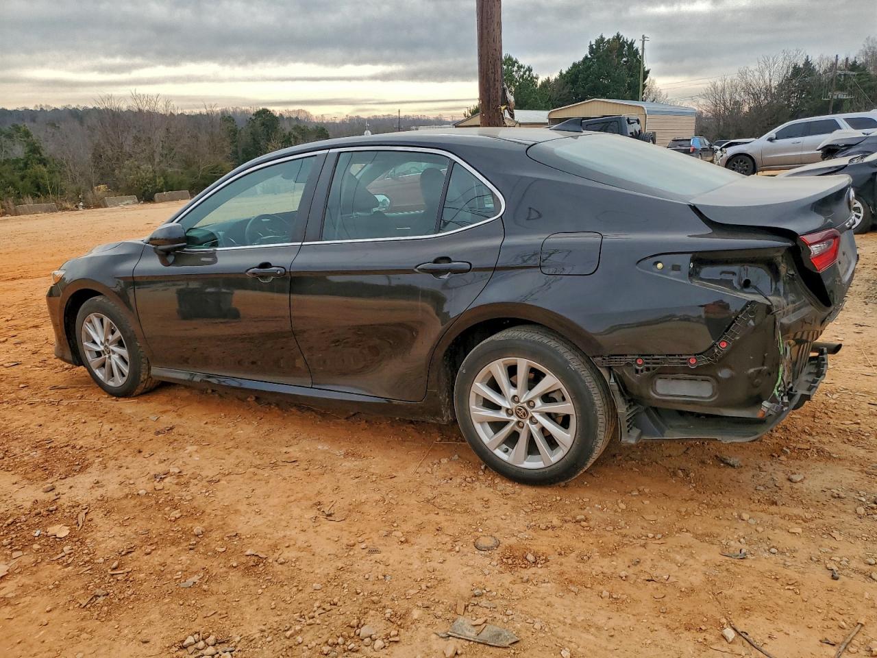 2022 TOYOTA CAMRY LE photo 2