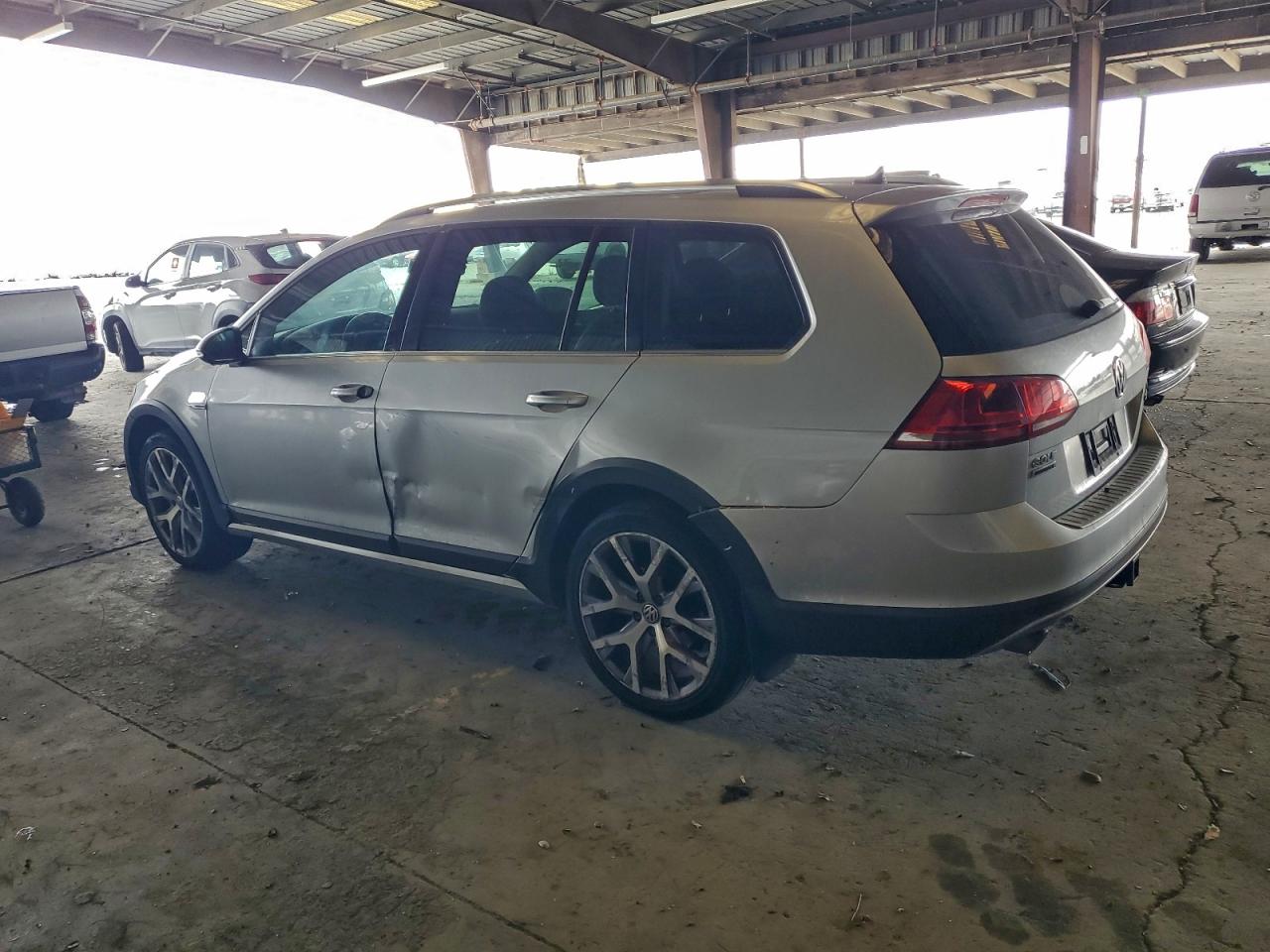 2017 VOLKSWAGEN GOLF ALLTRACK S photo 2