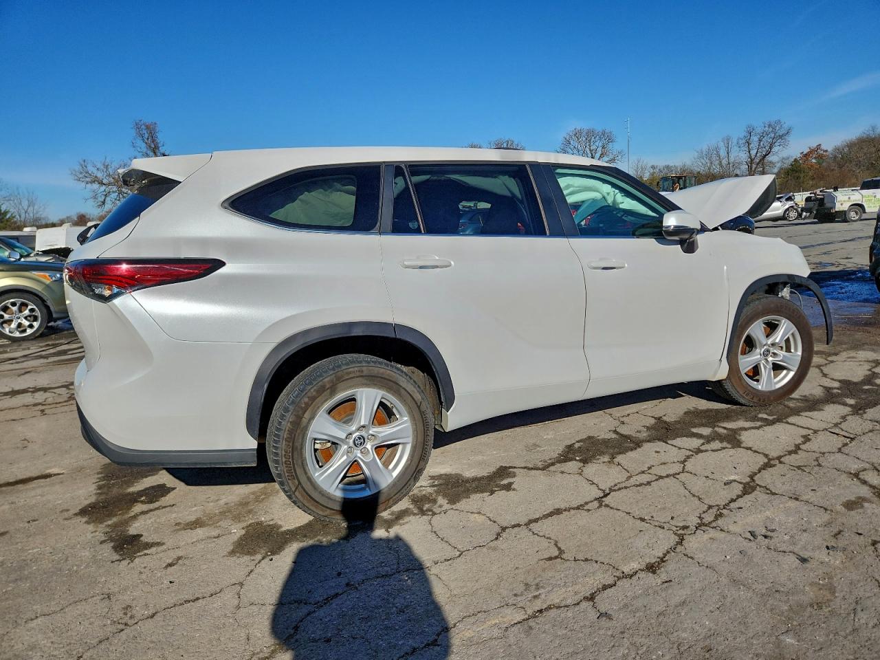 2023 TOYOTA HIGHLANDER LE photo 3