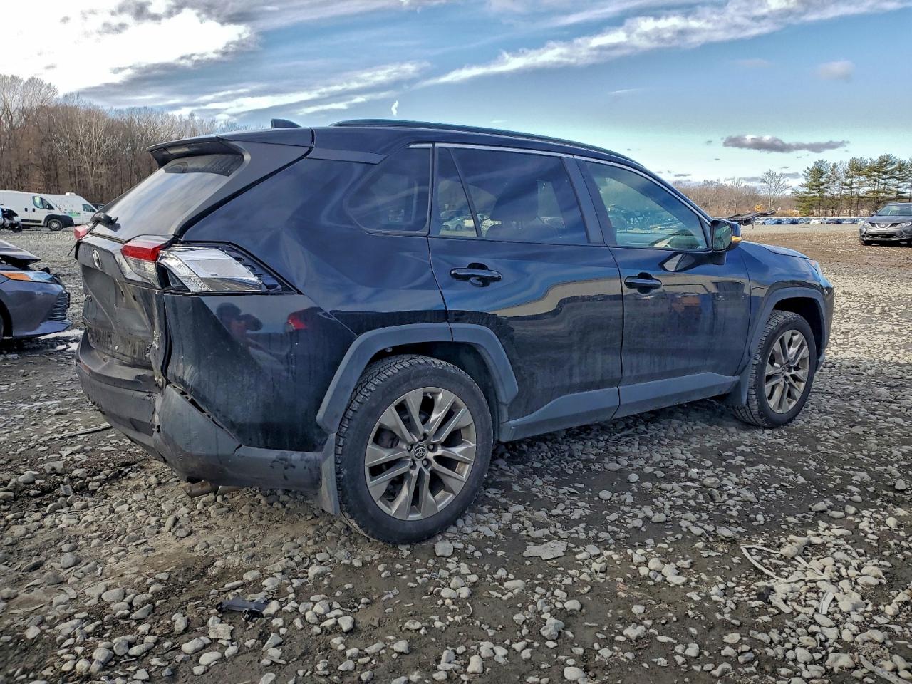 2019 TOYOTA RAV4 XLE PREMIUM photo 3