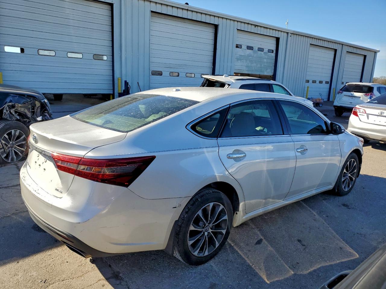2016 TOYOTA AVALON XLE photo 3