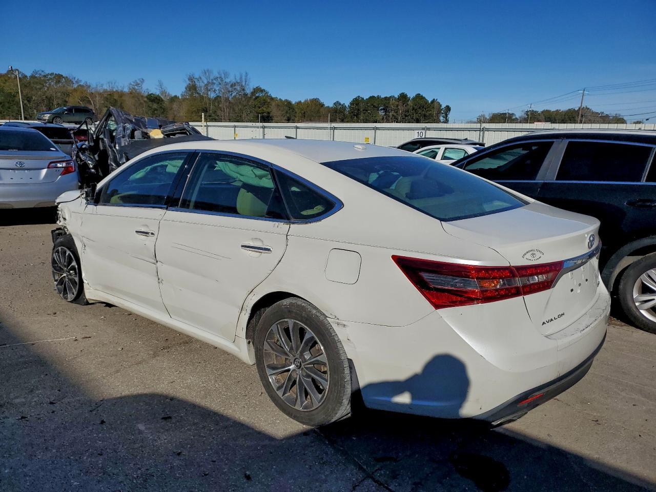 2016 TOYOTA AVALON XLE photo 2