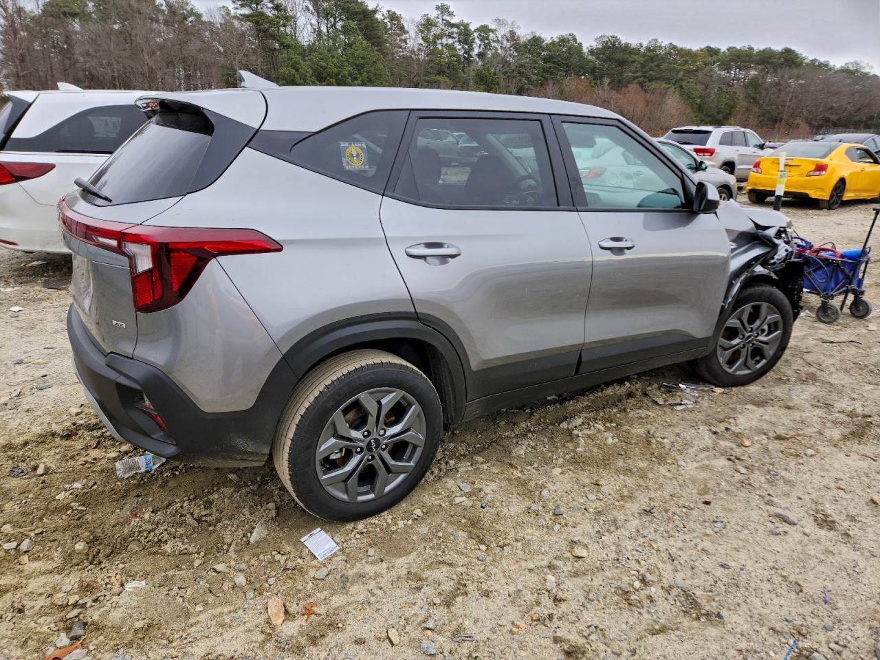 2025 KIA SELTOS LX photo 3