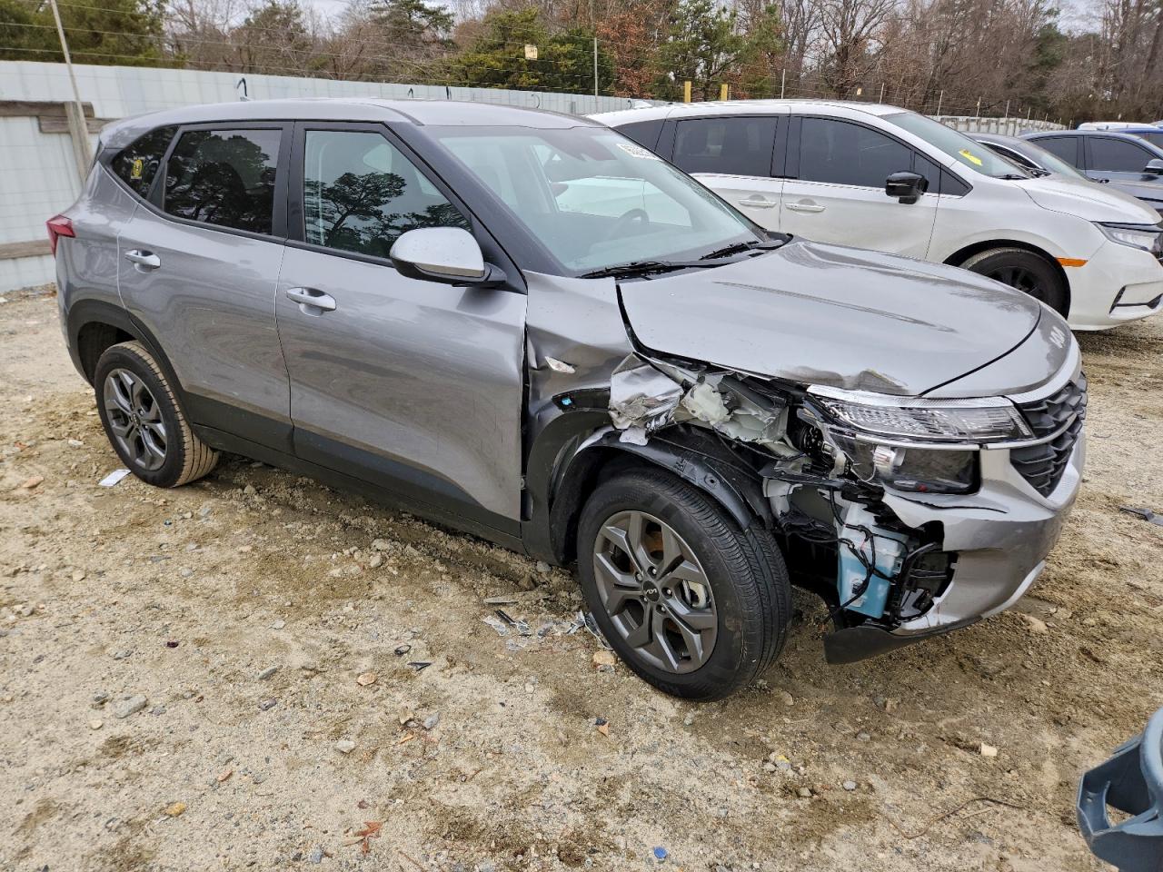 2025 KIA SELTOS LX photo 4
