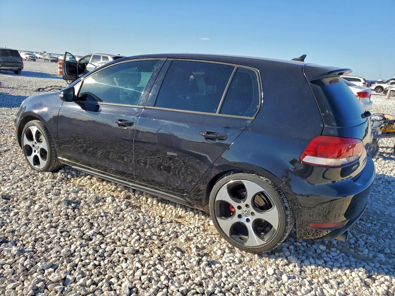 2011 VOLKSWAGEN GTI photo 2