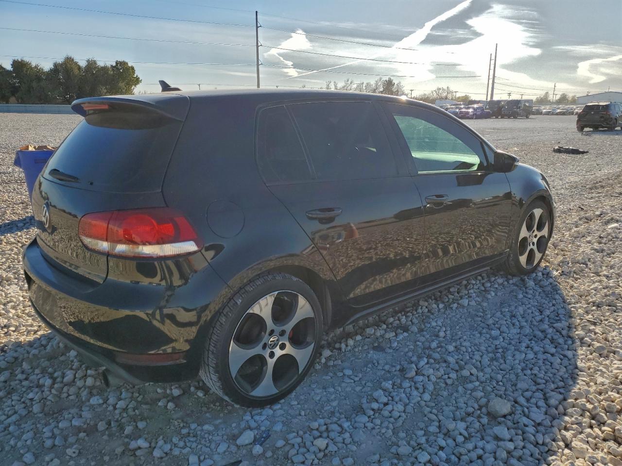 2011 VOLKSWAGEN GTI photo 3
