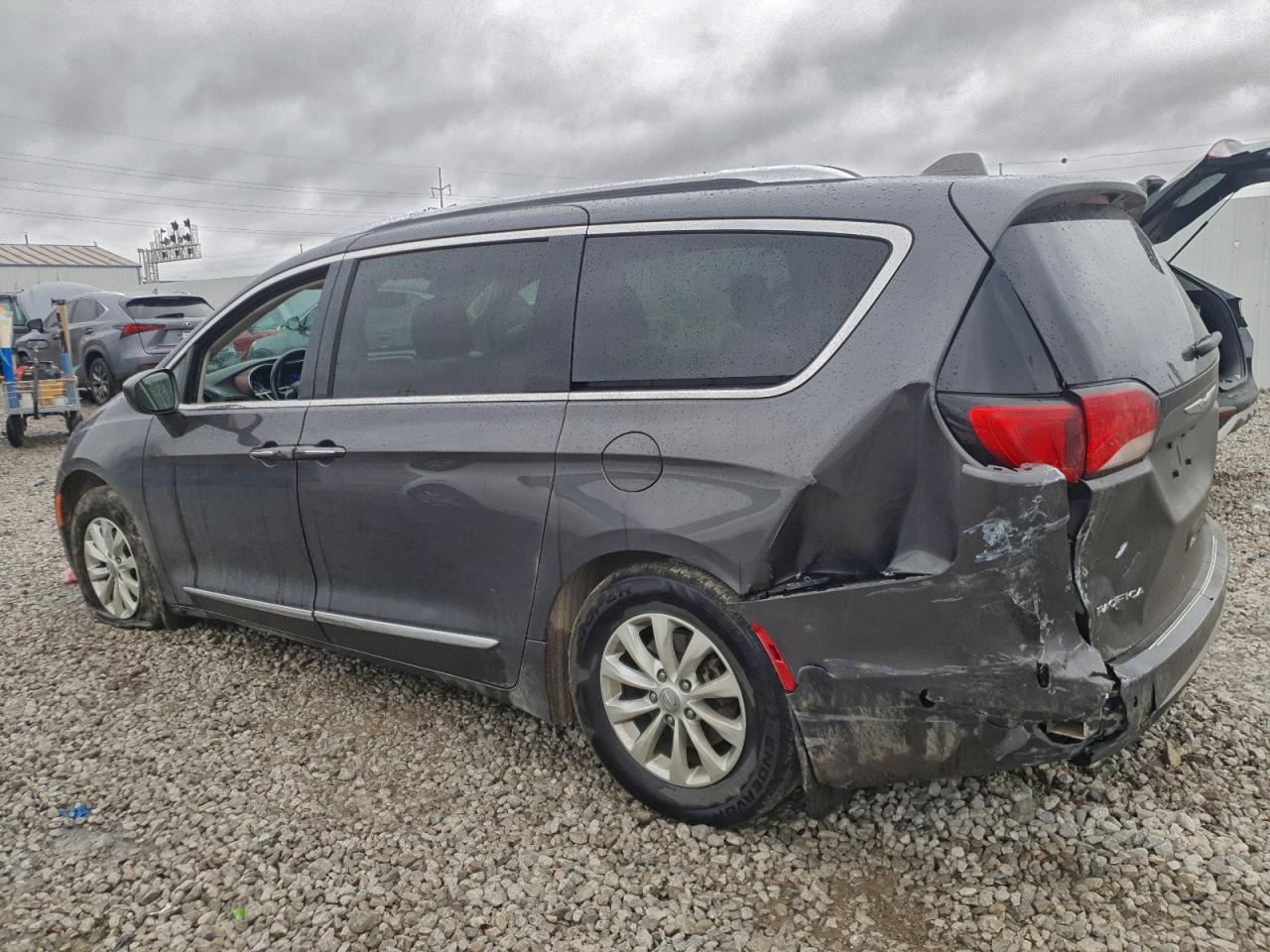2019 CHRYSLER PACIFICA TOURING L photo 4