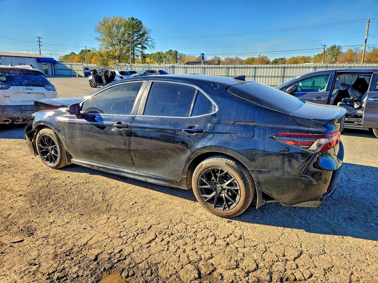 2021 TOYOTA CAMRY SE photo 3