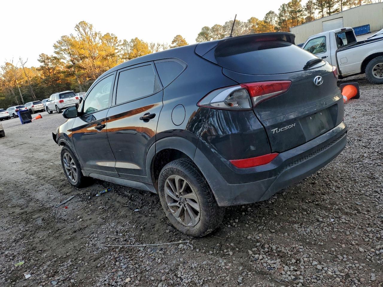 2017 HYUNDAI TUCSON SE photo 2