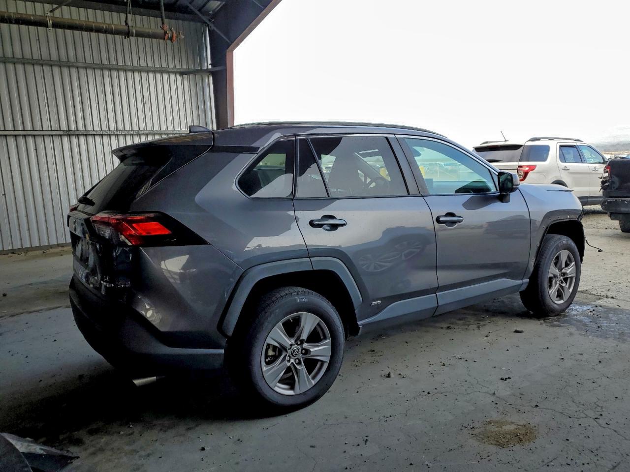 2022 TOYOTA RAV4 LE photo 3