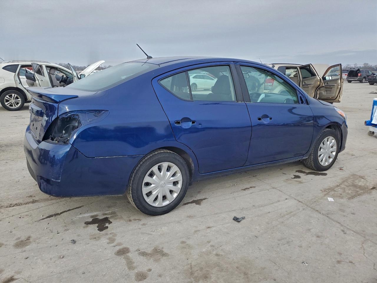 2019 NISSAN VERSA S photo 3