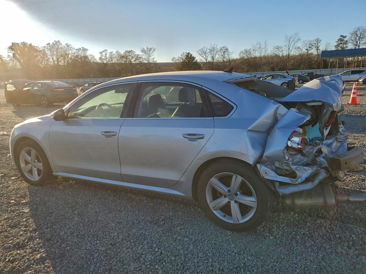 2012 VOLKSWAGEN PASSAT SE photo 2