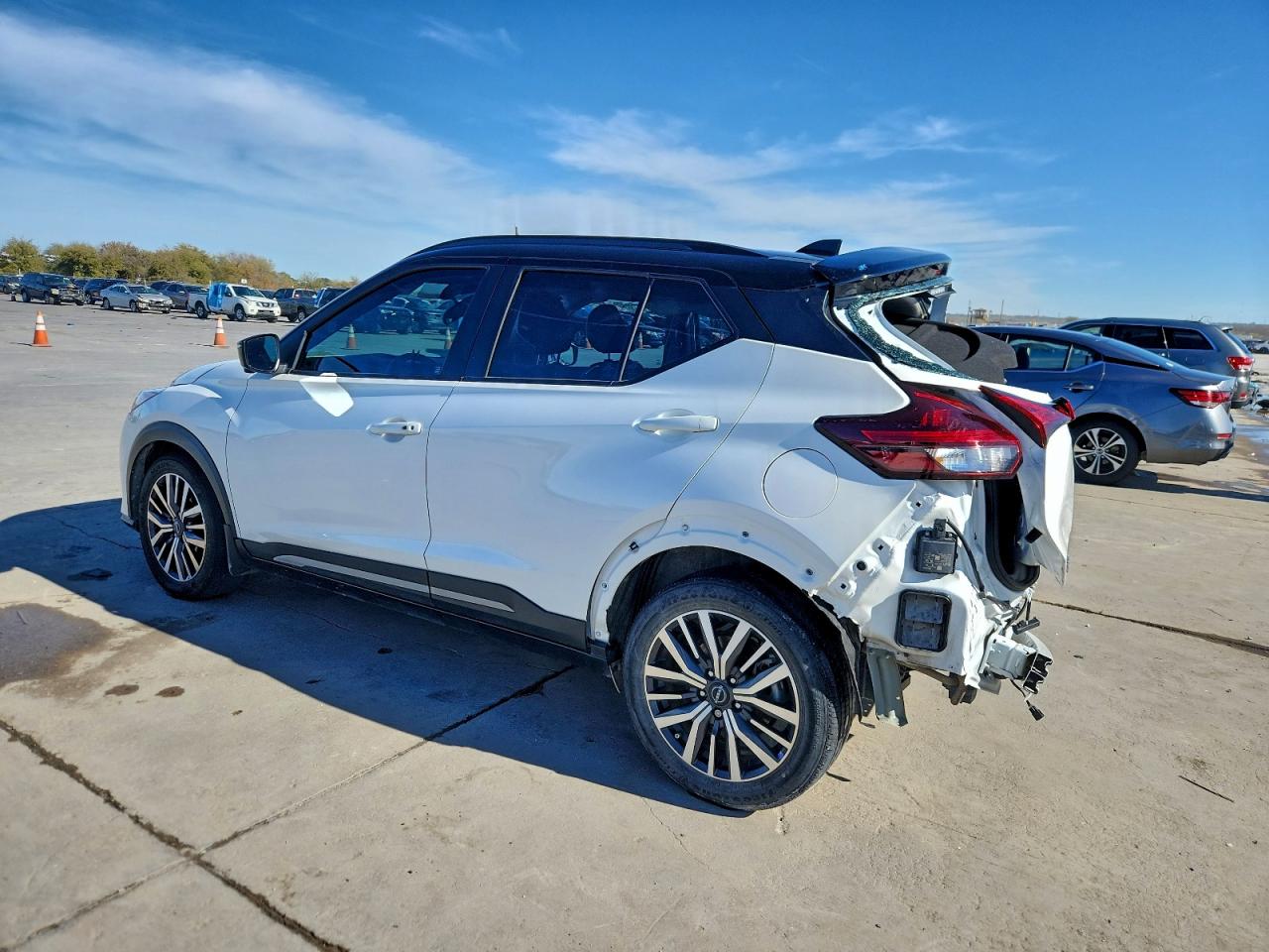 2023 NISSAN KICKS SR photo 4