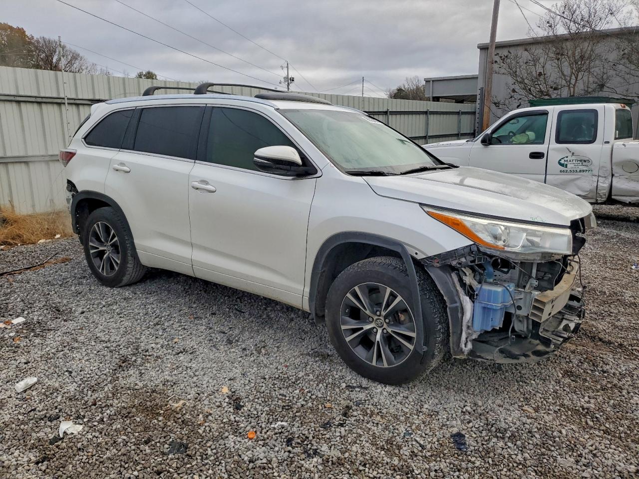 2016 TOYOTA HIGHLANDER XLE photo 10