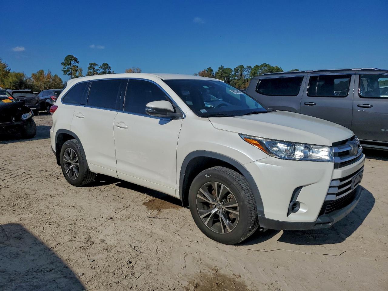 2018 TOYOTA HIGHLANDER LE photo 4