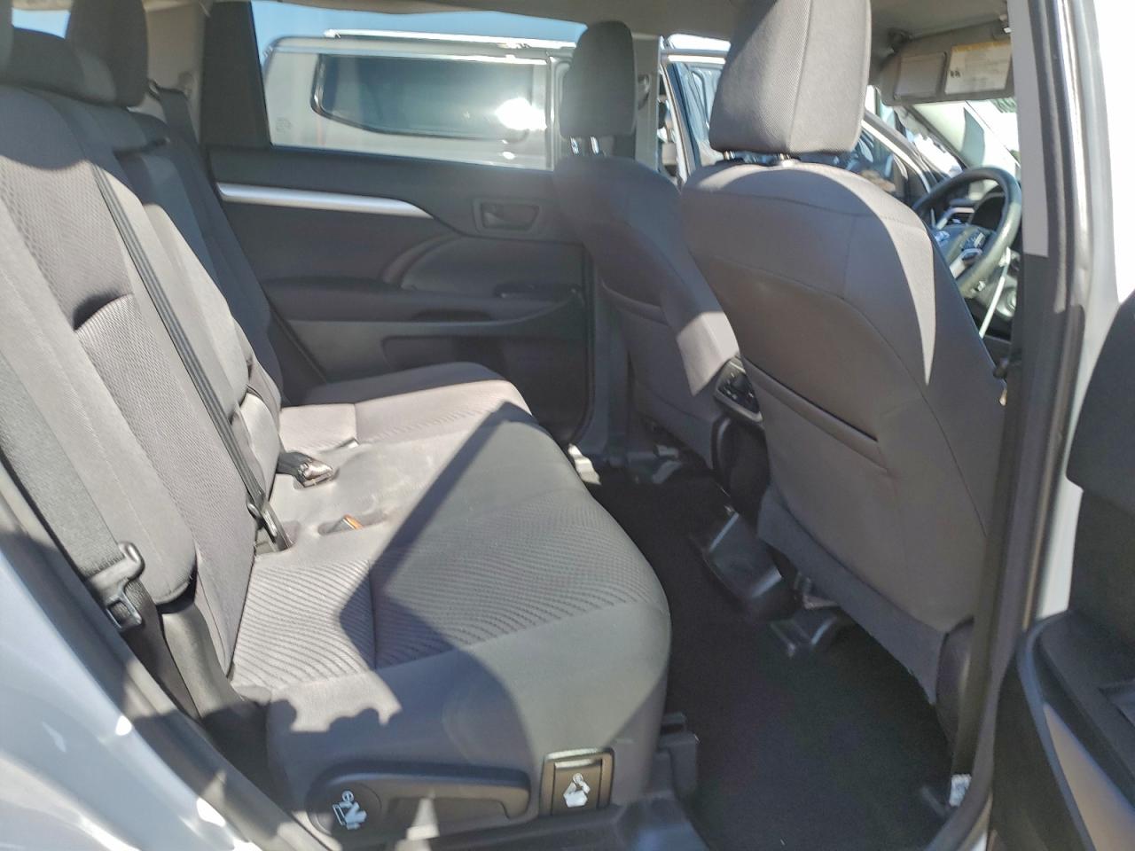 2018 TOYOTA HIGHLANDER LE photo 11
