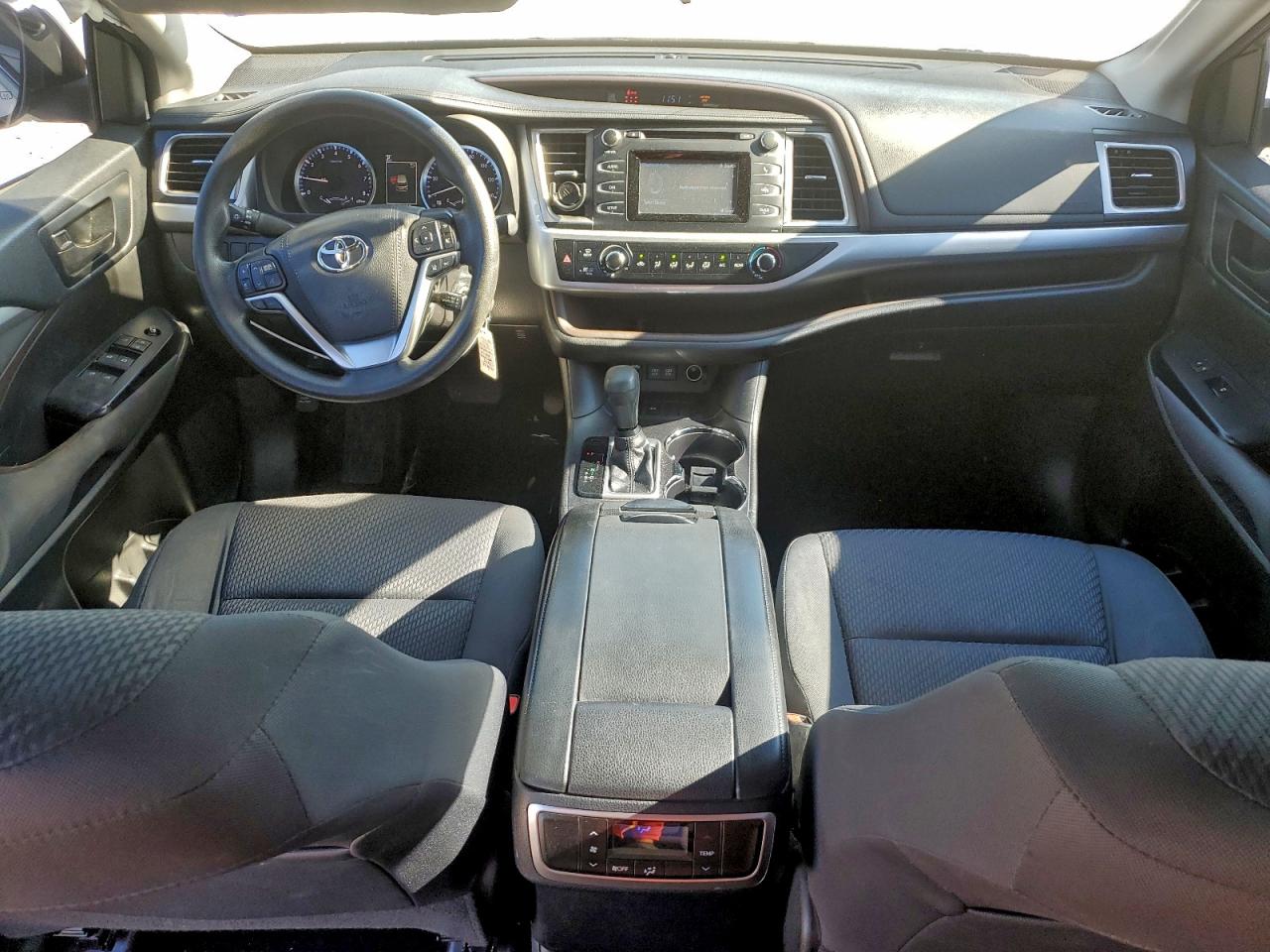 2018 TOYOTA HIGHLANDER LE photo 8