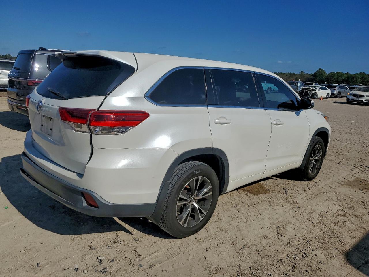 2018 TOYOTA HIGHLANDER LE photo 3